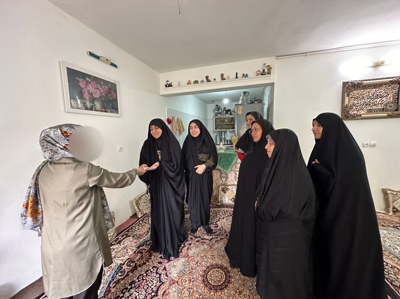 تجلیل از مادران چهارفرزندی تحت حمایت کمیته امداد چناران در هفته ملی جمعیت